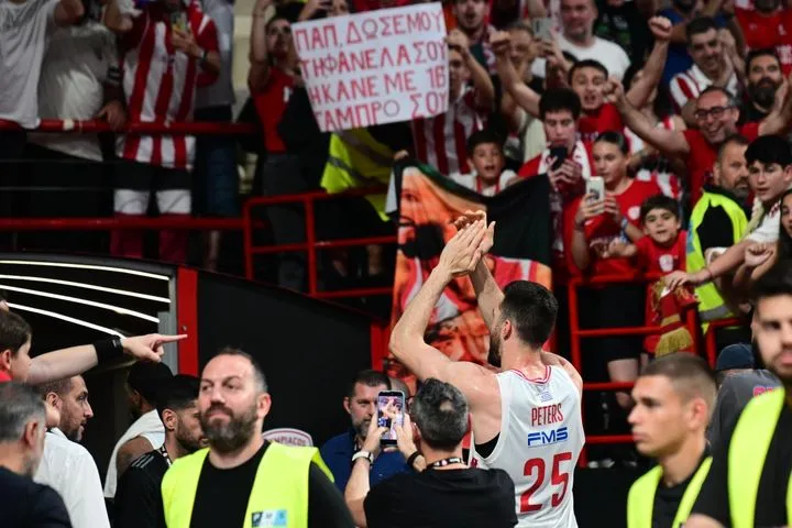 Η κούπα, το λάβαρο, η αποθέωση και το... συλλαλητήριο στο κατάμεστο ΣΕΦ για τον Αλεκ Πίτερς μέσα από την παρακάμερα του Ολυμπιακού