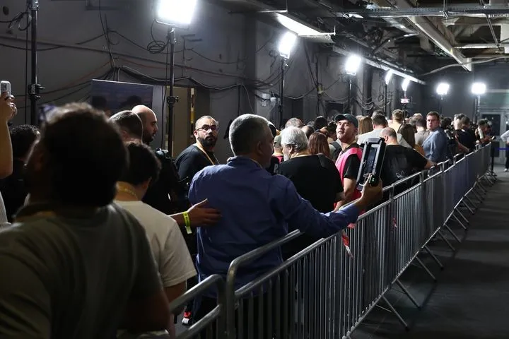 Πανζουρλισμός στο T-Center: Δεν χωράνε στους διαδρόμους οι δημοσιογράφοι