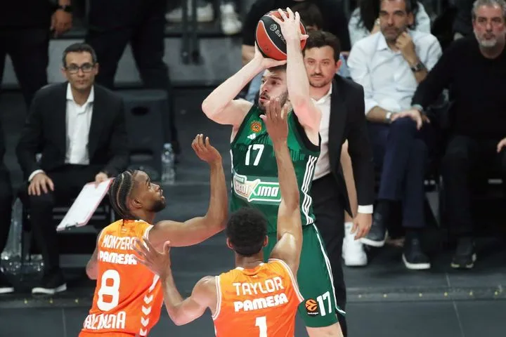 Παναθηναϊκός AKTOR – Βαλένθια: Οι άστοχες προσπάθειες για τρίποντο ισοφάρισης από τον Νίκο Ρογκαβόπουλο που πήρε την ευθύνη στο φινάλε
