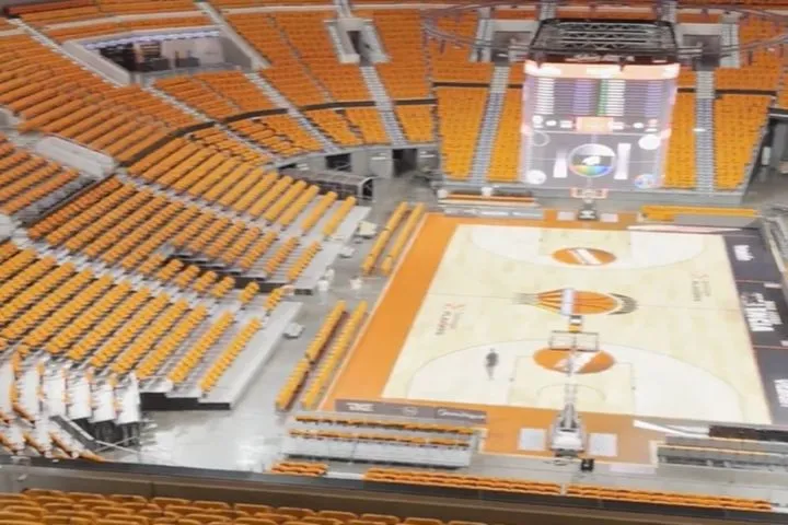 Πορτοκαλί τοπίο στη Roig Arena για το Game 5, πορτοκαλί φανέλες σε κάθε θέση