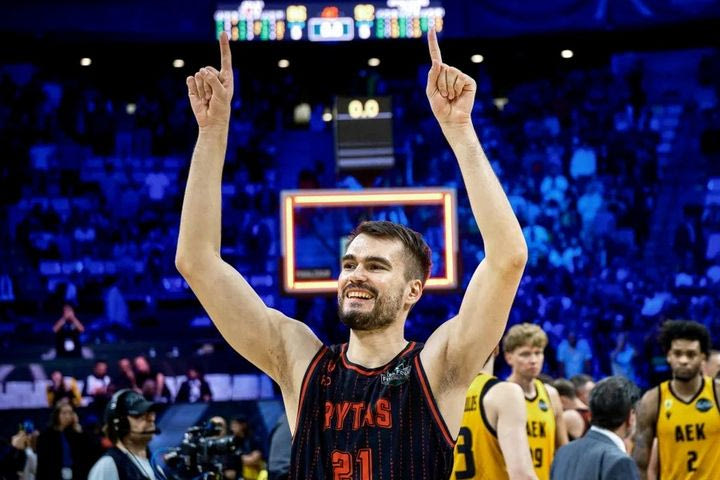 BCL: Ο Μασιούλις φωτογραφήθηκε γυμνός με το τρόπαιο της διοργάνωσης