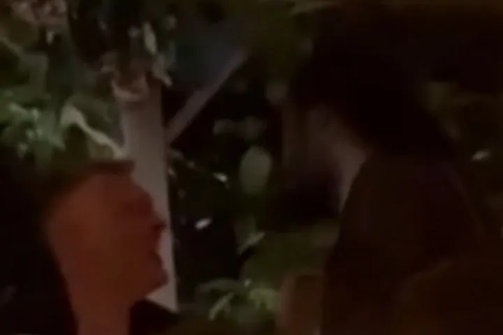 Αγκαλιά Γιασικεβίτσιους – Λεσόρ σε εστιατόριο