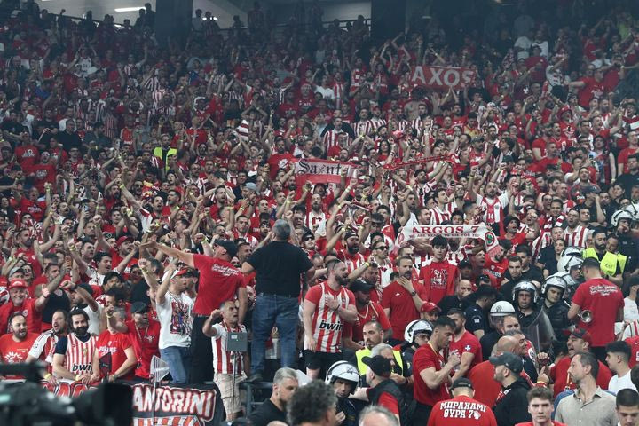 Αποκλειστικά πλάνα του SPORT24: Σείεται το T-Center με τα συνθήματα των φίλων του Ολυμπιακού