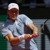 Roland Garros: Βόμβα μεγατόνων με Σίνερ – Ο Νο 1 στον κόσμο αποκλείστηκε στον 2ο γύρο από τον Σερούντολο