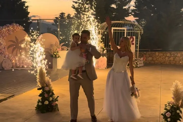 Σε πελάγη ευτυχίας Κάβουρα και Τζαβέλλας, γάμος και βάπτιση για την κόρη τους