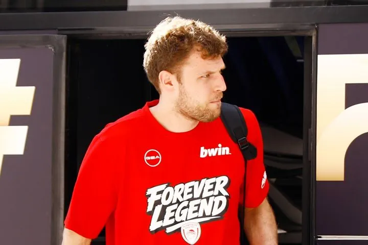 Ολυμπιακός: Με μπλούζες "Forever Legend" οι παίκτες του Ολυμπιακού κατά τη μετάβασή τους στο ξενοδοχείο