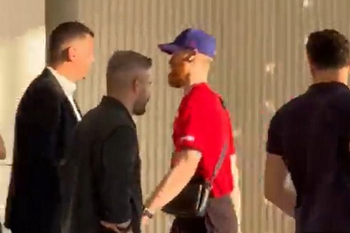 Ολυμπιακός: Ο Γουόκαπ έκανε μικρή βόλτα γύρω από το ξενοδοχείο που διαμένουν οι ερυθρόλευκοι