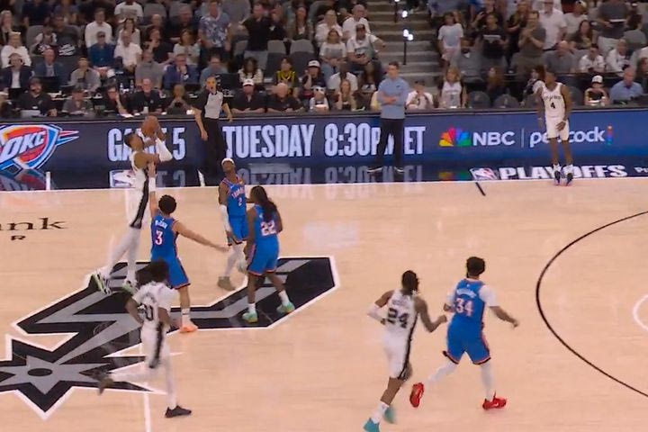 NBA: Τρελό buzzer-beater του Γουεμπανιαμά από το κέντρο