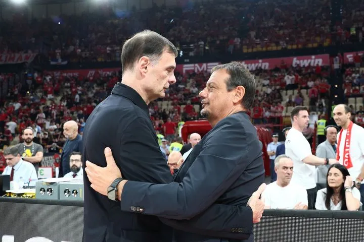 Η αγκαλιά Μπαρτζώκα και Αταμάν πριν το Game 1 των τελικών της Stoiximan GBL