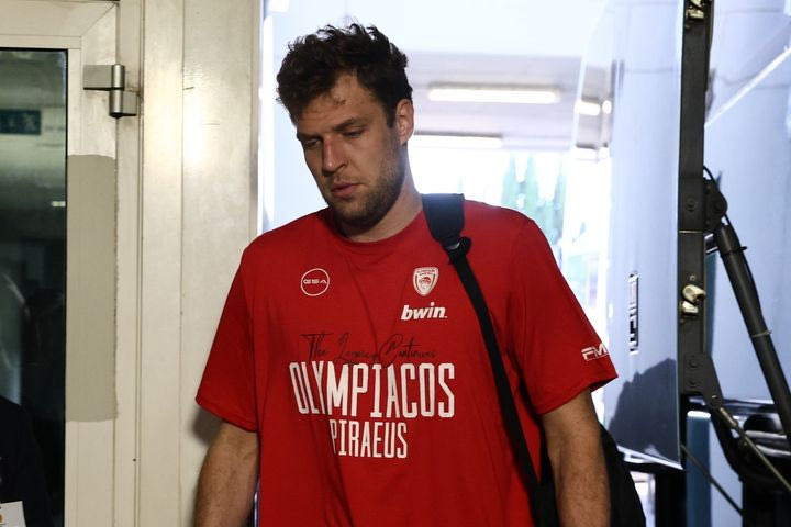 Η άφιξη της αποστολής του Ολυμπιακού στο T-Center για το Game 4 κόντρα στον Παναθηναϊκό AKTOR