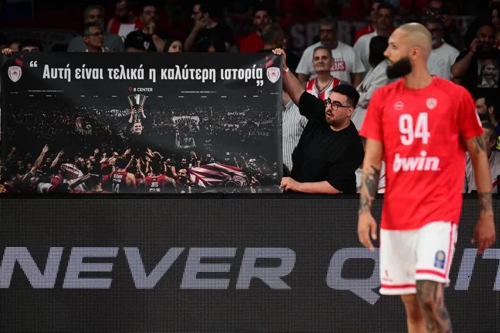 Ολυμπιακός – Παναθηναϊκός AKTOR: Πανό απάντηση των ερυθρολεύκων στον Σλούκα