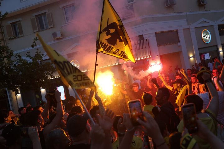 ΑΕΚ: Χαμός στην Καλαμάτα για το τρόπαιο της πρωταθλήτριας, παρών και ο Μάριος Ηλιόπουλος