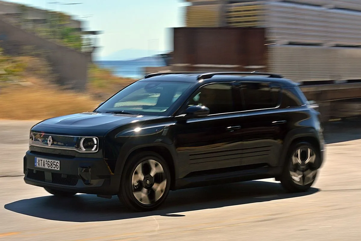 Οδηγούμε το νέο Renault 4 E-Tech με τους 150 ίππους, όπου το “χθες” είναι συνεπές στο ραντεβού του με το “αύριο”
