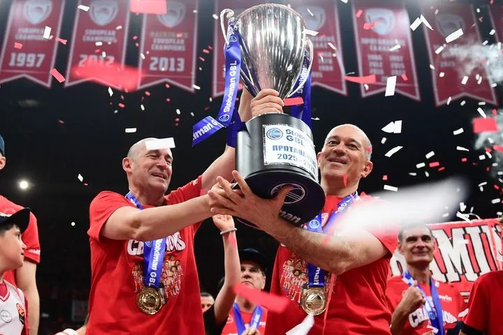 Αγγελόπουλοι: “Ο αντίπαλος μιλάει 365 ημέρες τον χρόνο και κάνει 3.000 αναρτήσεις, εμείς μιλάμε μετά από κατάκτηση τίτλων”