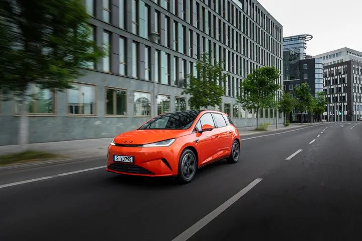 Αυτό είναι το νέο BYD Dolphin G DM-i που επαναπροσδιορίζει την κατηγορία B