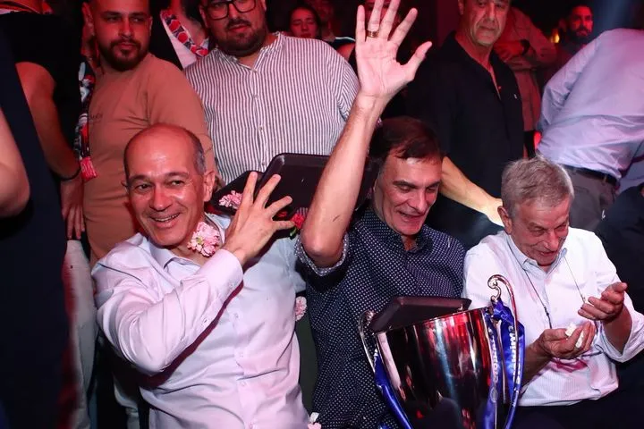 Ολυμπιακός: Χαμός στο “νοικιάστηκε”, βροχή τα λουλούδια για τον Γιώργο Μπαρτζώκα