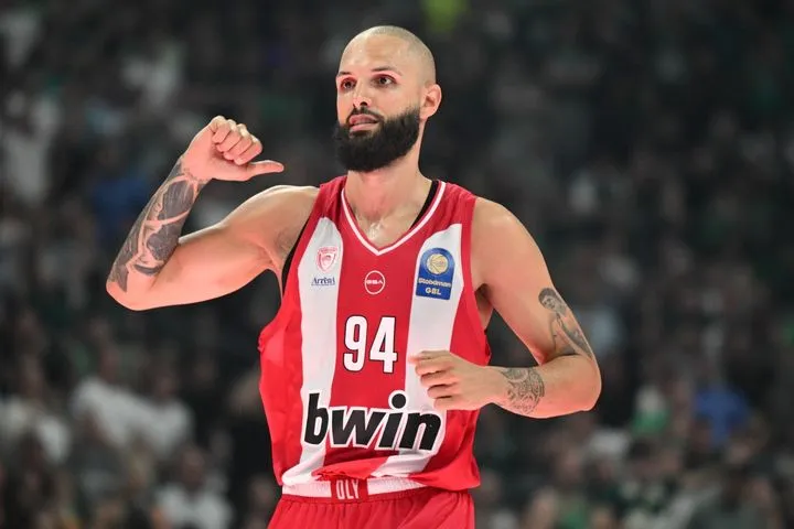 Ολυμπιακός: Η χαμένη ευκαιρία του ενός έγινε ελπίδα για τον άλλον