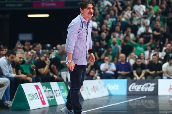 Προσωρινή διακοπή στο Game 2 γιατί μπήκε εντός αγωνιστικού χώρου ο Γιαννακόπουλος, προειδοποίηση από τους διαιτητές