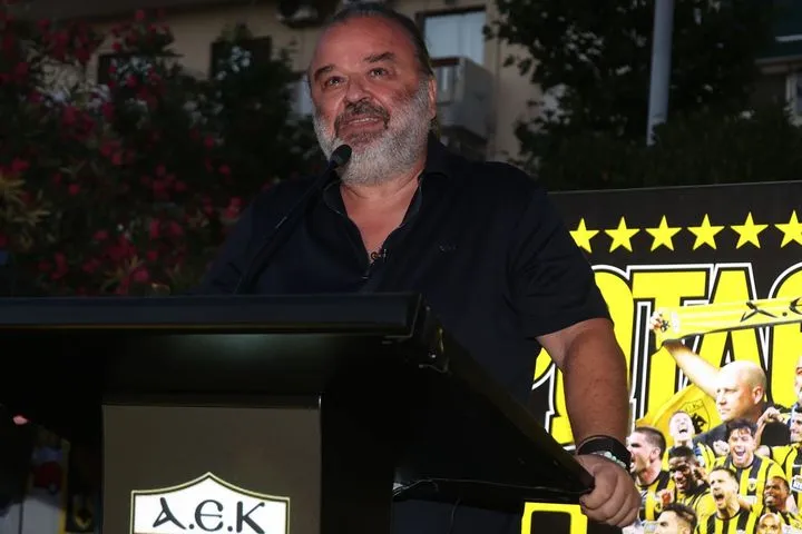 Η αφιέρωση του Μάριου Ηλιόπουλου σε φανέλα μικρού φίλου του Ολυμπιακού: "Να τραβήξεις τον δρόμο της αξιοπρέπειας και του ευ αγωνίζεσθαι"