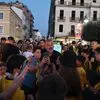 ΑΕΚ: Λατρεία για τον Μάριο Ηλιόπουλο από μικρούς φίλους στην Πάτρα, τραγούδησε μαζί του τον ύμνο της ομάδας