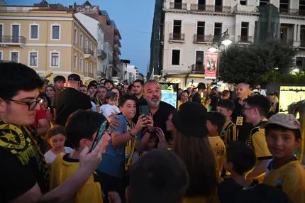 Λατρεία για τον Μάριο Ηλιόπουλο από μικρούς φίλους της ΑΕΚ στην Πάτρα, τραγούδησε μαζί του τον ύμνο της ομάδας