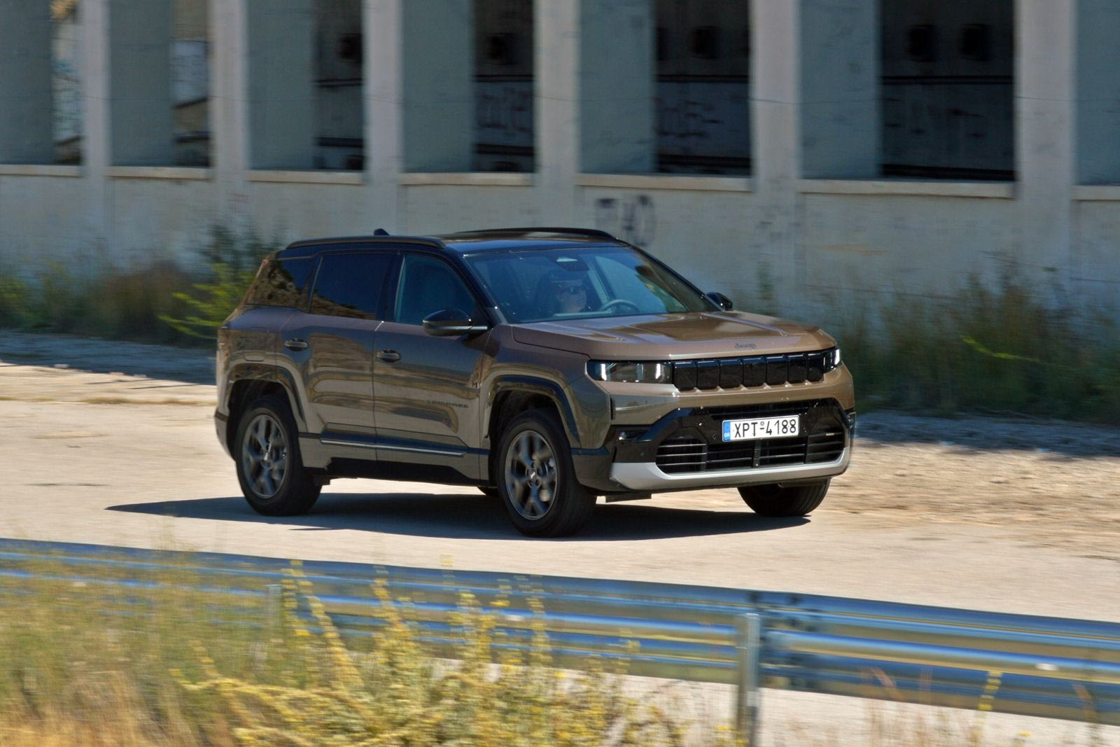 Οδηγούμε το νέο Jeep Compass e-Hybrid: Πιστό στο DNA που ορίζει ιδιαίτερα ικανά SUV μοντέλα