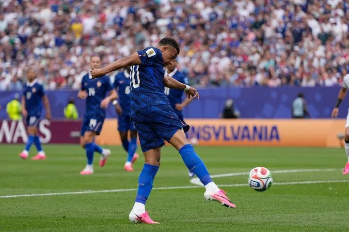 Γαλλία – Ιράκ: Ο Εμπαπέ με κεραυνό το 1-0 των μπλε, έπιασε τον Ρονάλντο σε γκολ στα τελικά του Μουντιάλ