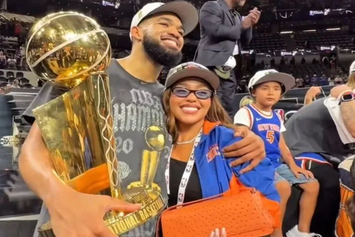 NBA: Ο Τάουνς αποθέωσε το “τυχερό” τσαντάκι της συντρόφου του μετά τον θρίαμβο των Νικς