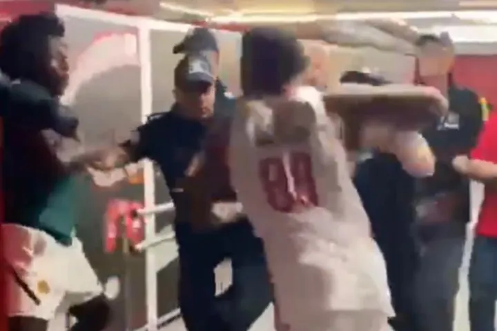 Το VIDEO από το επεισόδιο Τζόουνς – Ναν στα αποδυτήρια