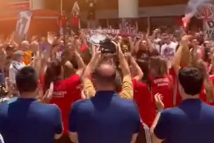 Ολυμπιακός: Εκατοντάδες ερυθρόλευκοι φίλαθλοι αποθέωσαν στο “Γ. Καραϊσκάκης” τις πρωταθλήτριες Ευρώπης στο πόλο