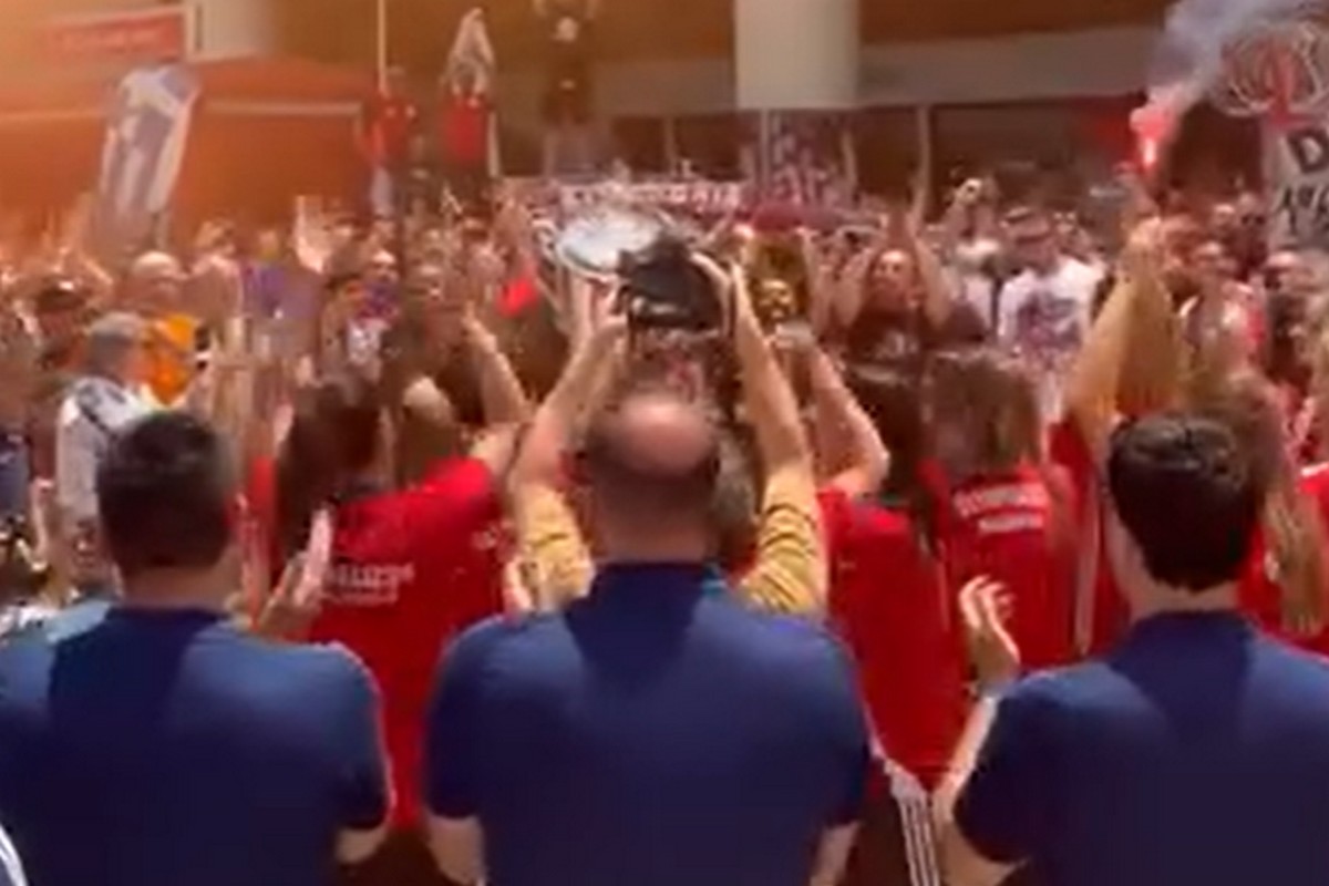 Ολυμπιακός: Εκατοντάδες ερυθρόλευκοι φίλαθλοι αποθέωσαν στο “Γ. Καραϊσκάκης” τις πρωταθλήτριες Ευρώπης στο πόλο