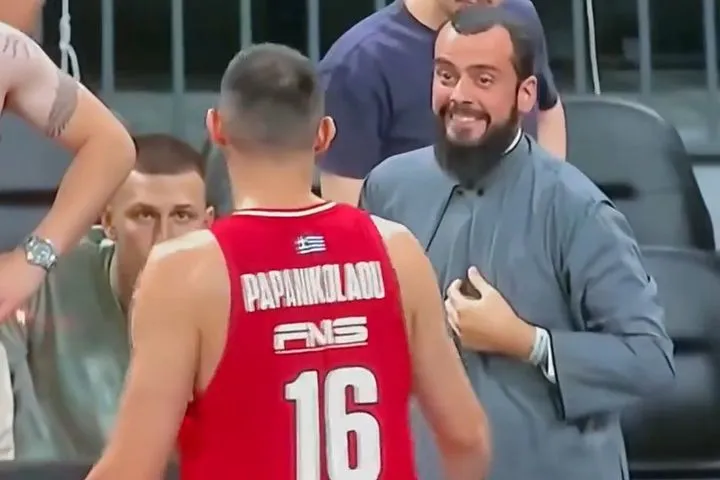 Μοναδική στιγμή: Παπάς, φίλαθλος του Παναθηναϊκού, που θα καθόταν στα court seats, ζήτησε τη φανέλα του Παπανικολάου