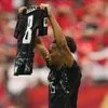 Ο Σαλίμπα πανηγύρισε το 4-0 του Καναδά υψώνοντας τη φανέλα του άτυχου Κονέ