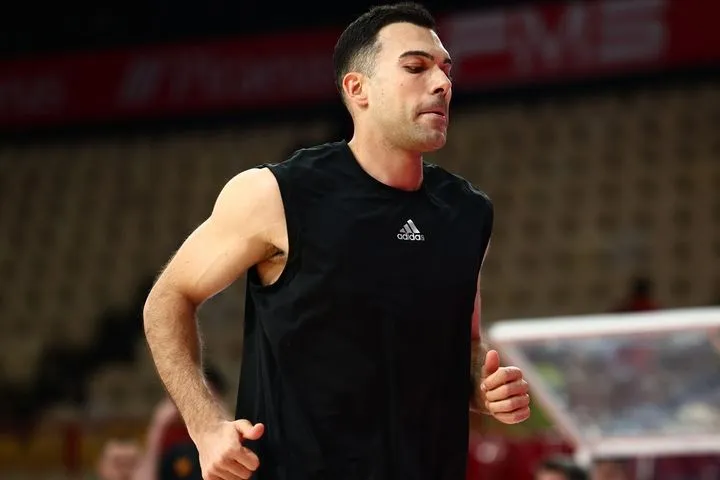 Το ζέσταμα του Σλούκα στο ΣΕΦ πριν τον τρίτο τελικό ανάμεσα σε Ολυμπιακό και Παναθηναϊκό