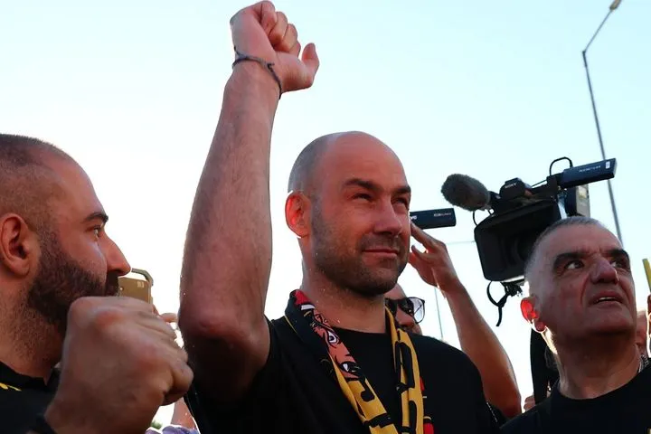 “ΣΕΙΣΜΟΣ” στη Θεσσαλονίκη: Κιτρινόμαυρη λαοθάλασσα υποδέχθηκε τον Σπανούλη – Στιγμές τρέλας, εικόνες μαγείας