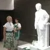 Παναθηναϊκός AKTOR: Η Δέσποινα Γιαννακοπούλου δίπλα στο άγαλμα του αείμνηστου συζύγου της Παύλου