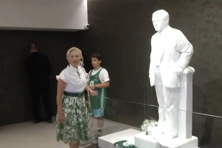 Παναθηναϊκός AKTOR: Η Δέσποινα Γιαννακοπούλου δίπλα στο άγαλμα του αείμνηστου συζύγου της Παύλου