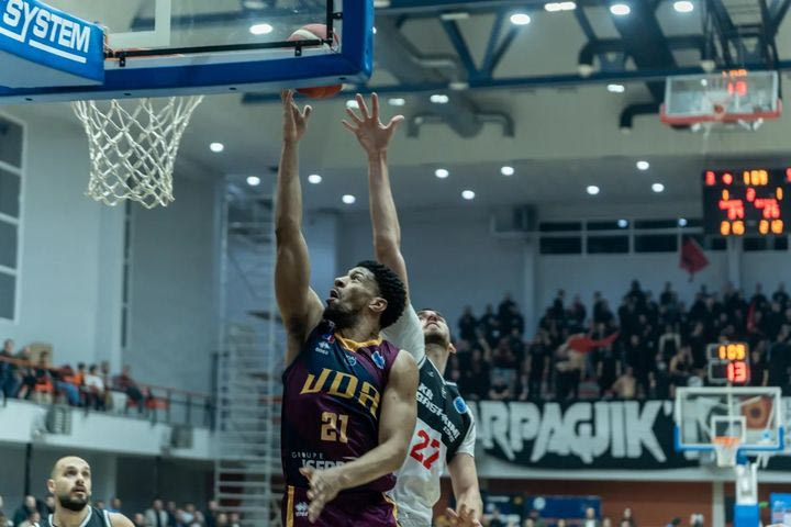 Κολοσσός: Έκλεισε τον Τζόρνταν Μπαρνέτ
