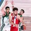 Η πάσα του Βεζένκοβ πίσω από την πλάτη με double team για το κάρφωμα του Μιλουτίνοβ