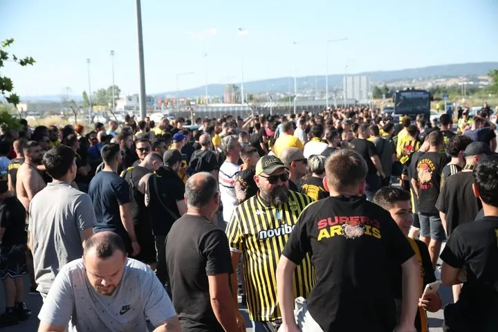 Άρης Betsson: Φίλοι της ομάδας συγκεντρώθηκαν μία ώρα πριν την άφιξη του Σπανούλη και τον περιμένουν με συνθήματα