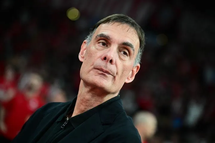 Βαρύ πρόστιμο στον Γιώργο Μπαρτζώκα από την ΔΕΑΒ για τις εκφράσεις του μετά από το Game 2 της σειράς των τελικών της Stoiximan GBL