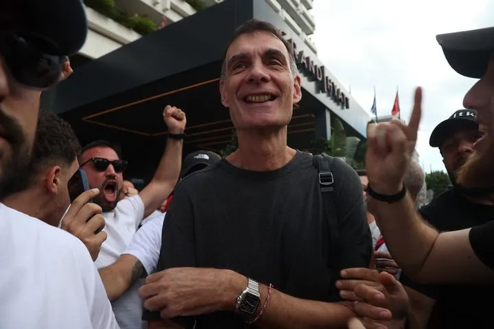 Ολυμπιακός: Αποθέωση στο ξενοδοχείο από τον κόσμο των ερυθρολεύκων πριν το Game 5