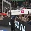 Παναθηναϊκός AKTOR: Το VIDEO με τη στιγμή που η άγνωστη γυναίκα τραβάει το μανίκι του διαιτητή Παπαπέτρου