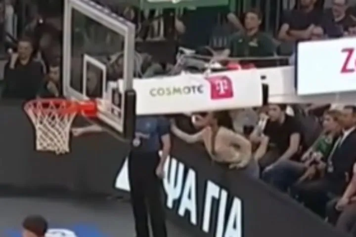 Παναθηναϊκός AKTOR: Το VIDEO με τη στιγμή που η γυναίκα από τα court seats τραβάει το μανίκι του διαιτητή Παπαπέτρου