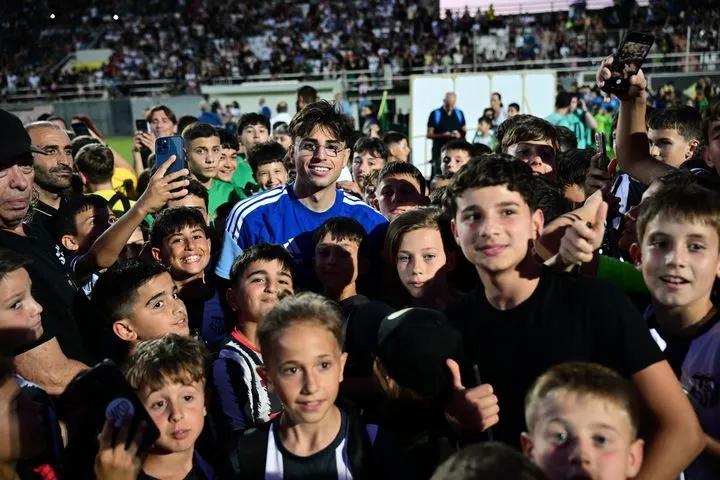 Εθνική Ελλάδας: Αποθεώθηκαν παίκτες της Ελλάδας στο Γεντί Κουλέ από παιδιά ακαδημιών