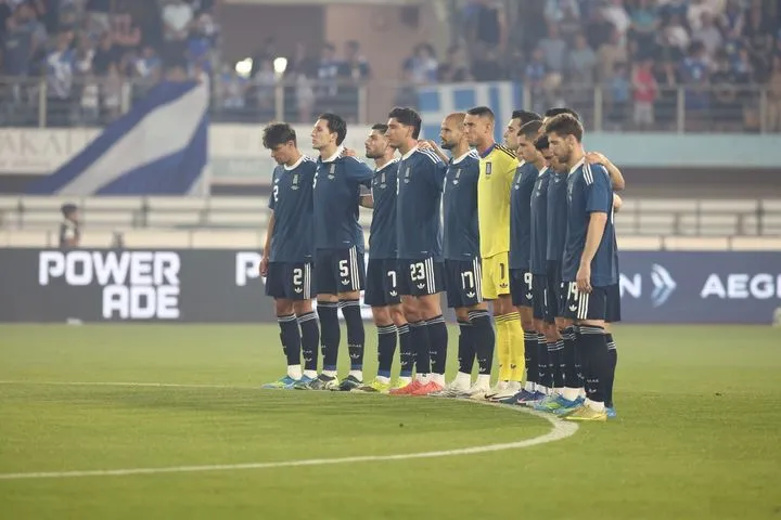Ελλάδα – Ιταλία: Ενός λεπτού σιγή στη μνήμη του Μάριου Οικονόμου τηρήθηκε πριν τη σέντρα του αγώνα