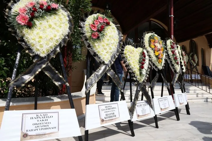 Συγκίνηση στο τελευταίο αντίο για τον Τάκη Γκώνια