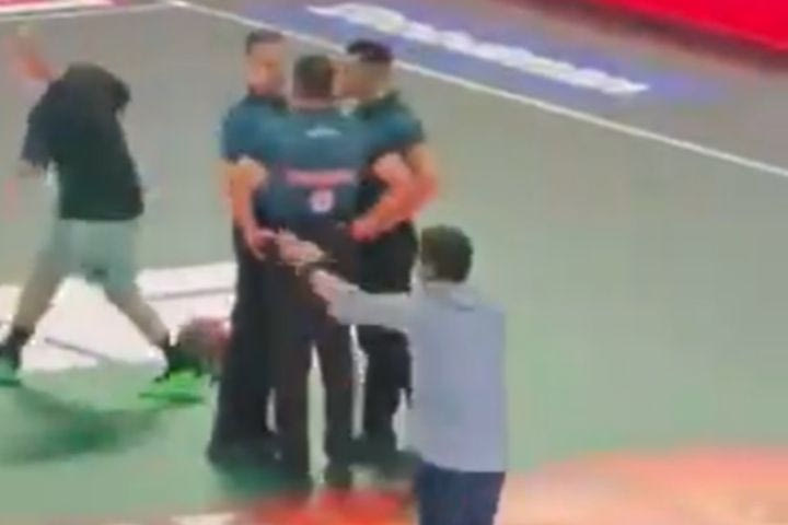 Ο λόγος της προσωρινής διακοπής στο T-Center: Το VIDEO με την είσοδο του Δημήτρη Γιαννακόπουλου στον αγωνιστικό χώρο