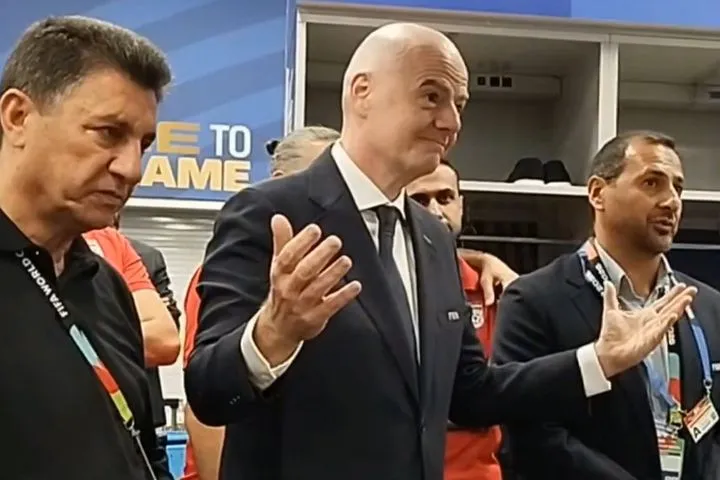Μουντιάλ: Ο Ινφαντίνο στα αποδυτήρια του Ιράν μετά την ισοπαλία με τη Νέα Ζηλανδία