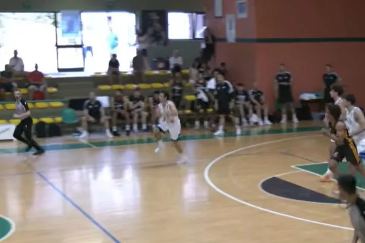 Αδιανόητο buzzer-beater 20 μέτρων του Κομνιανίδη σε φιλικό της Εθνικής Νέων απέναντι στη Γερμανία